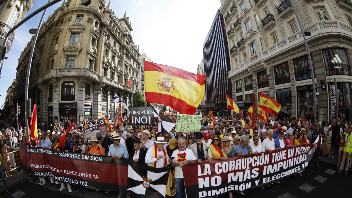 Tellado acude a una manifestación ultra donde reciben a Abascal al grito de «presidente»