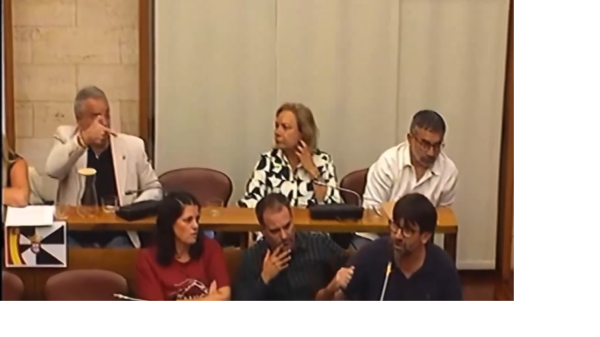 Un edil de Vox en Sabadell simula que dispara un «tiro en la nuca» a una asesora de los Comuns