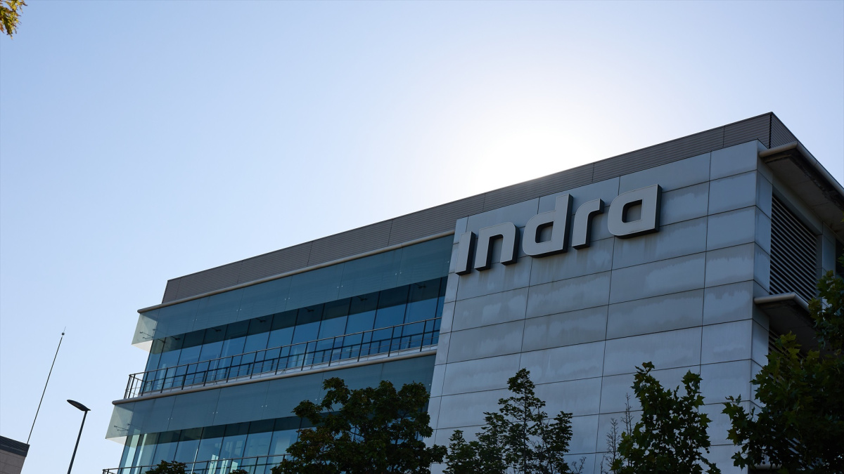 Indra despide a cinco directivos de Escribano y fusiona departamentos para la era Simón-Recasens