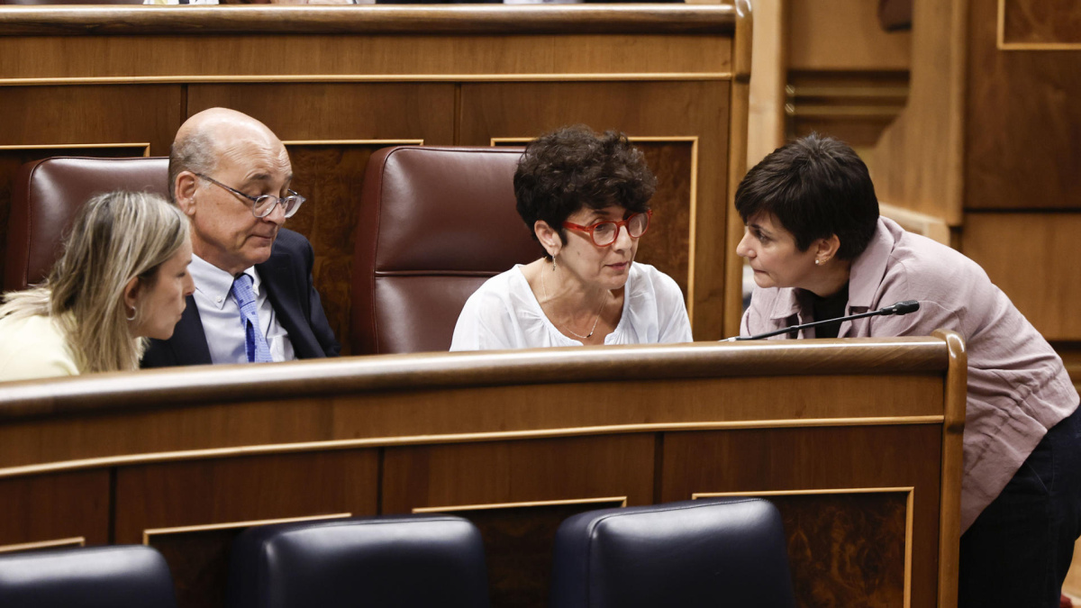 PSOE y Sumar borran sus diferencias y hacen piña para convencer a Junts y Podemos de que aprueben los dos decretos