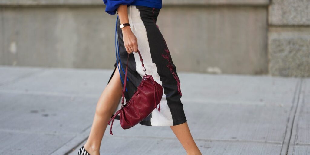 Esta original falda midi con estampado minimalista de Zara que las más estilosas han convertido en su uniforme de otoño