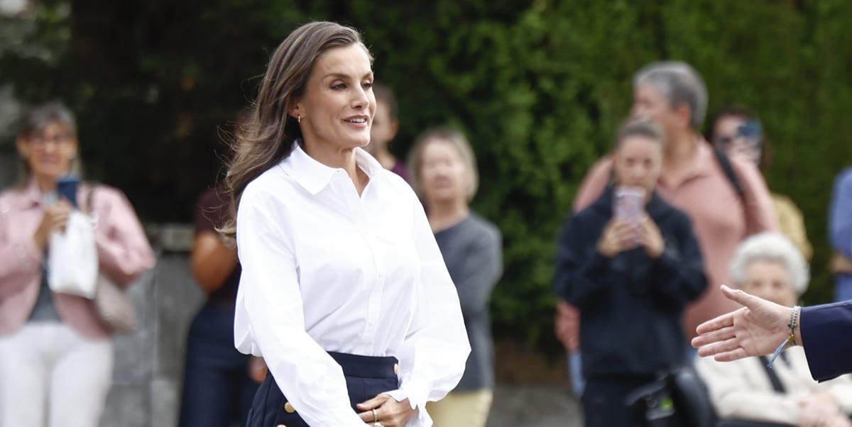 La reina Letizia vuelve a su colegio de la infancia estrenando la camisa blanca más especial
