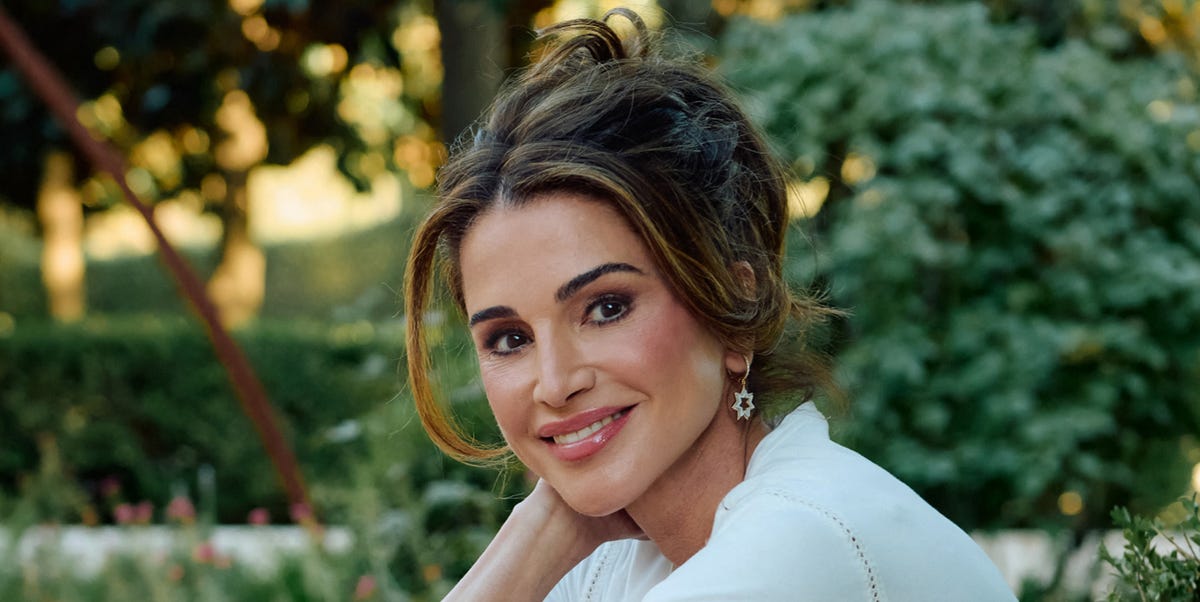 Rania de Jordania tiene este truco fácil para mantenerse en forma caminando a los 56 años que sigue todos los días