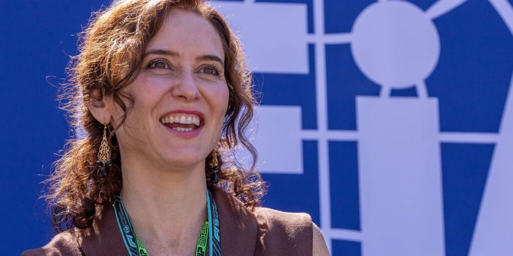 Isabel Díaz Ayuso tiene el dos piezas marrón de lino que queremos llevar a nuestras comidas con amigas