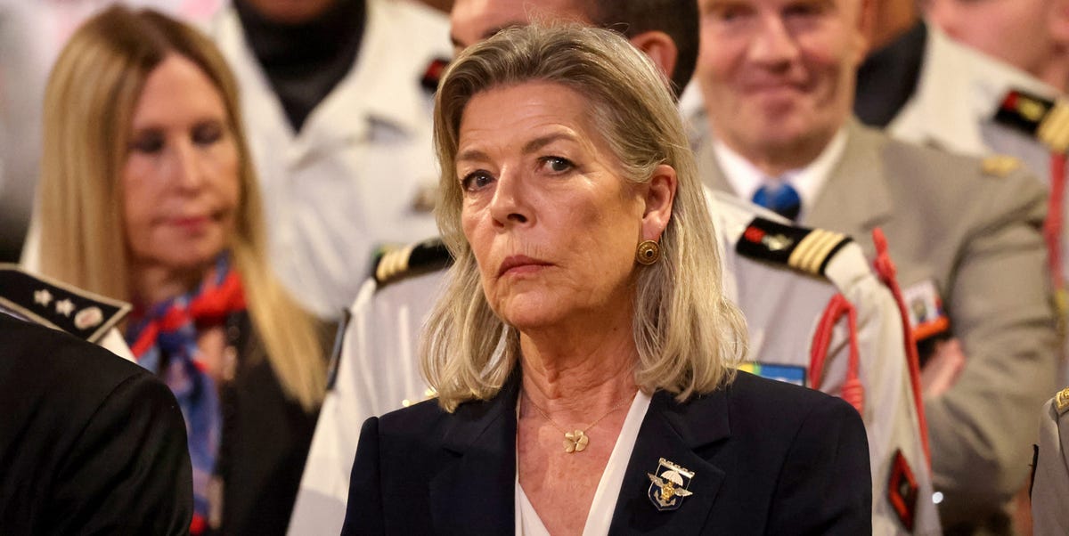 Carolina de Mónaco y Melania Trump vestidas iguales con traje negro y camisa blanca