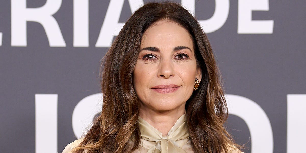Mariló Montero lleva una falda con estampado de flores y alpargatas de cuña en el look perfecto para la ola de calor