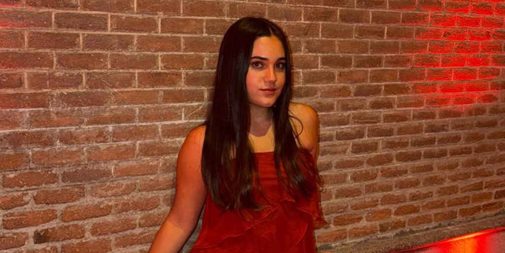 Daniella Bustamante se inspira en su madre Paula Echevarría con este vestido rojo para hacer su primera aparición en solitario
