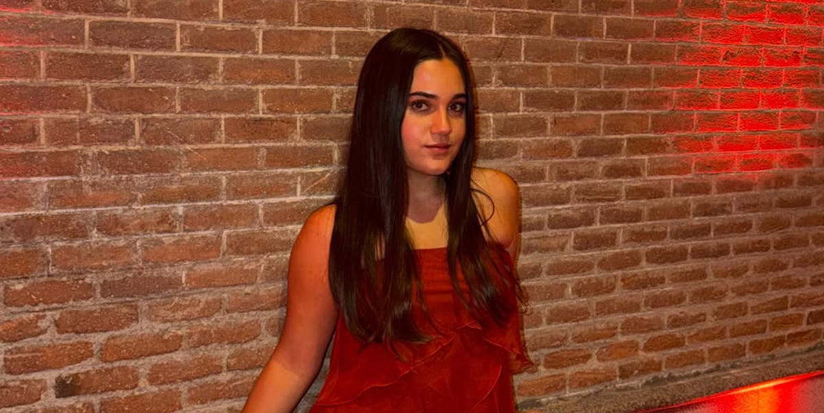 Daniella Bustamante se inspira en su madre Paula Echevarría con este vestido rojo para hacer su primera aparición en solitario