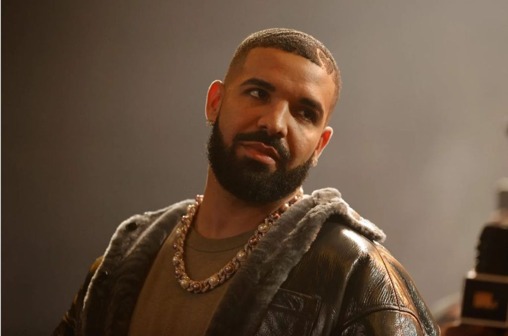Drake hace aparición sorpresa en concierto de Karol G en Houston
