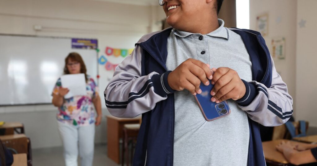 Celulares en las escuelas: cómo funciona la regulación de Santa Fe y qué efectos empieza a tener en las aulas