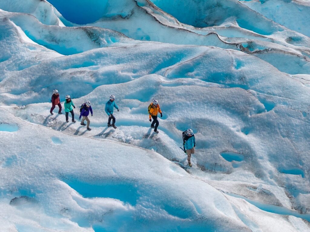 cómo es la caminata sobre el glaciar, un bosque de cuentos y la cascada congelada