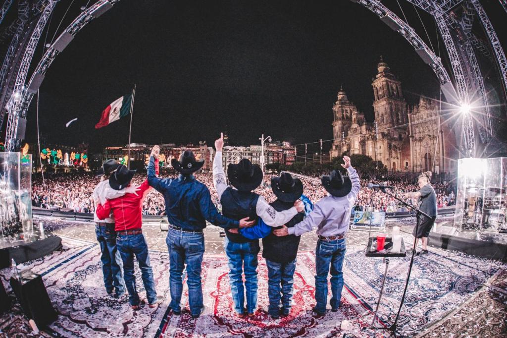 Intocable celebra Grito de Independencia con 300.000 fans en el Zócalo