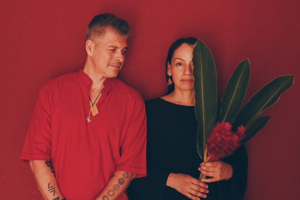Rodrigo y Gabriela incorporan letra y voz a su música en ‘OurHome’,
