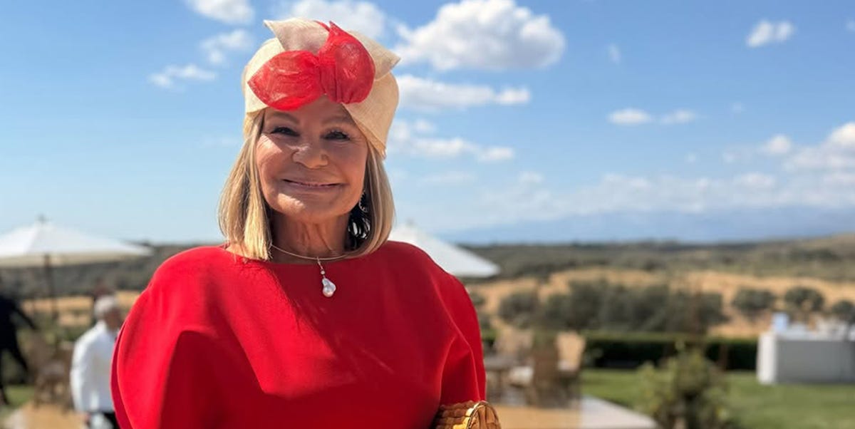 Cari Lapique deslumbra con vestido rojo de invitada de boda de firma española