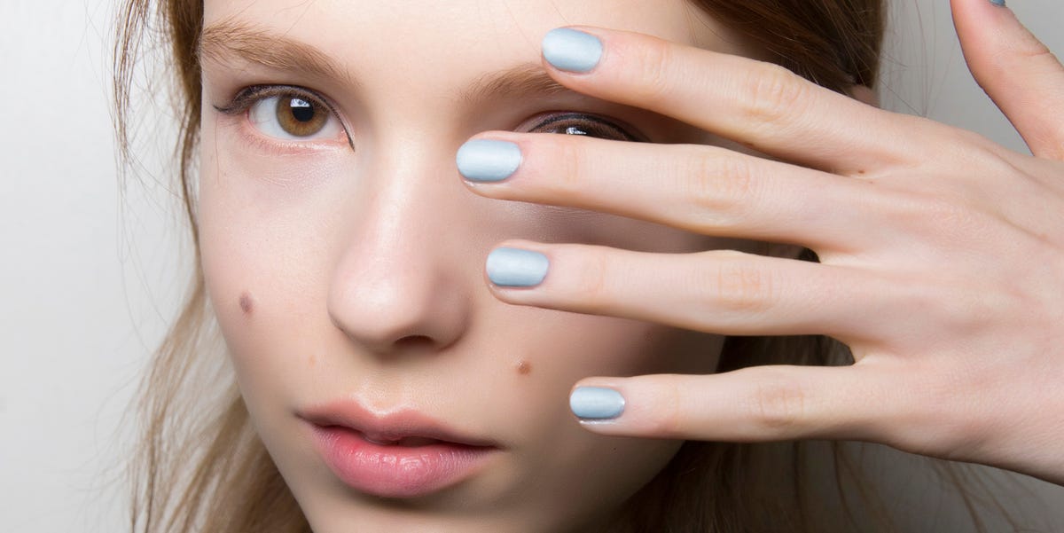 Este otoño las uñas se tiñen del «baby blue» que conquistó a Taylor Swift y que triunfa en Chanel