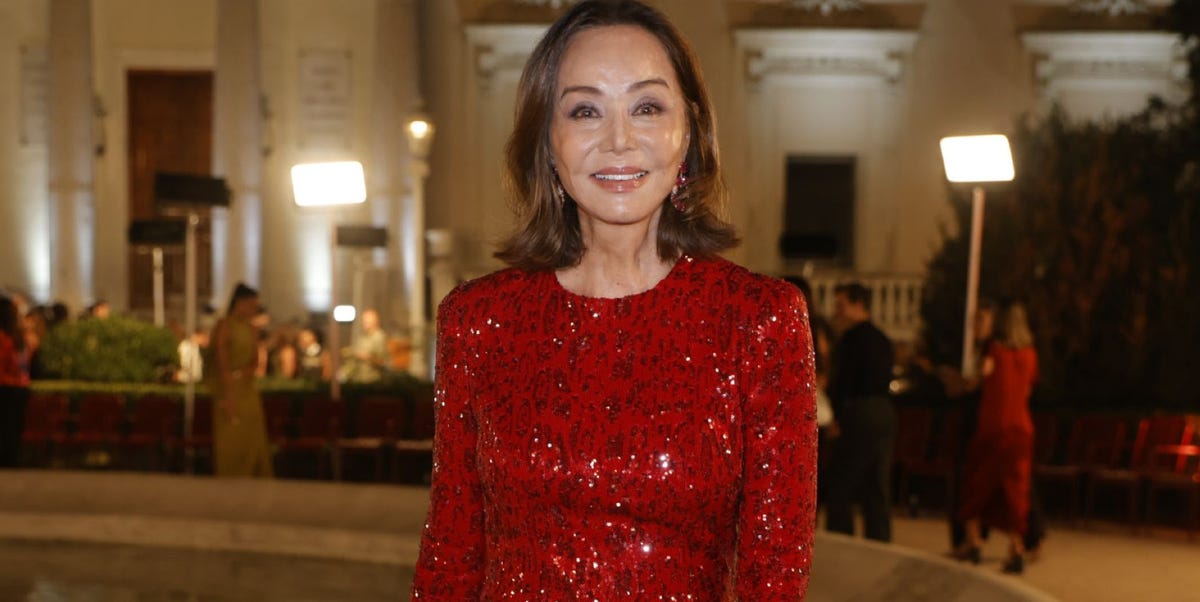 Isabel Preysler reaparece e impacta a sus 76 años en Madrid con un espectacular vestido rojo ajustado en los Jardines del Palacio de Vistalegre