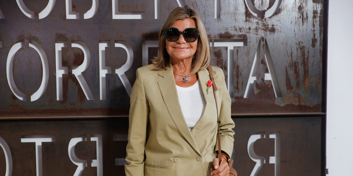 Cari Lapique (74) lleva un pantalón blanco tendencia en un look de oficina perfecto para entretiempo