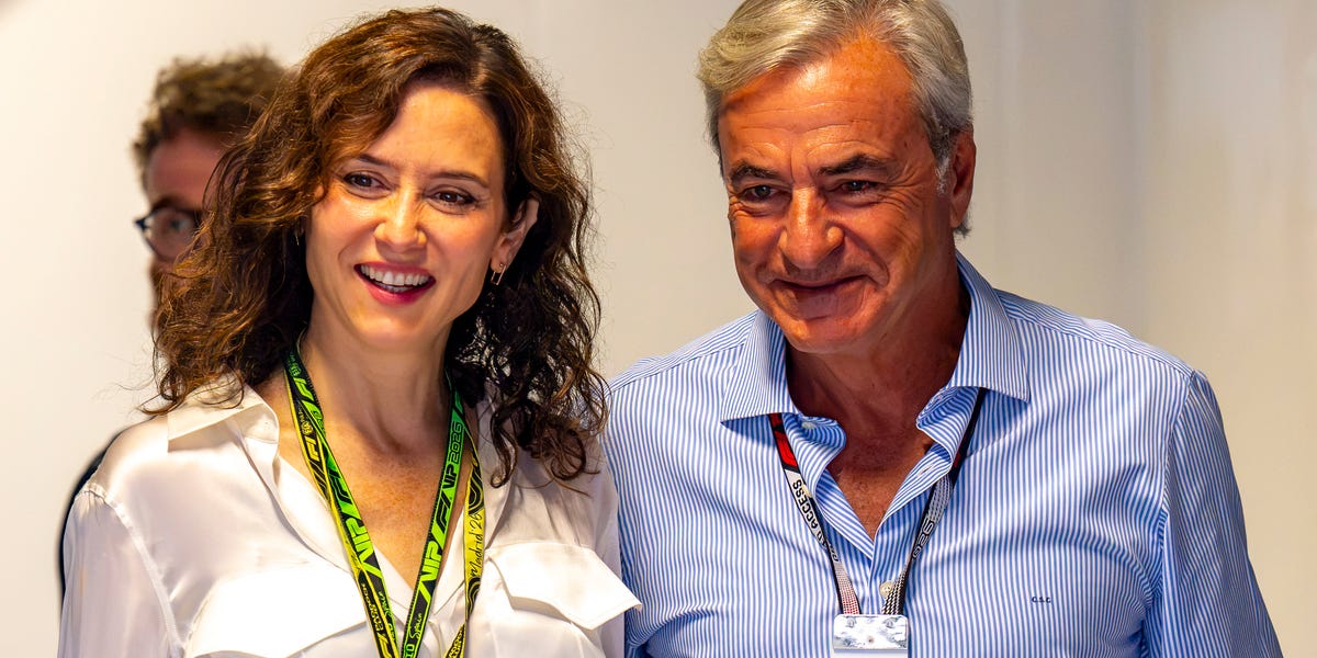 Isabel Díaz Ayuso llega a la F1 de Madrid con el ‘look’ de básicos que más estiliza en el otoño 2026