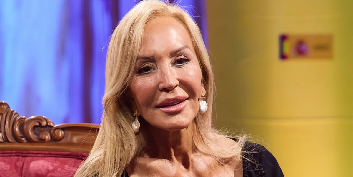 Carmen Lomana reaparece tras su desmayo con un top que deja el abdomen a la vista pasados los 70 en ‘La Revuelta’