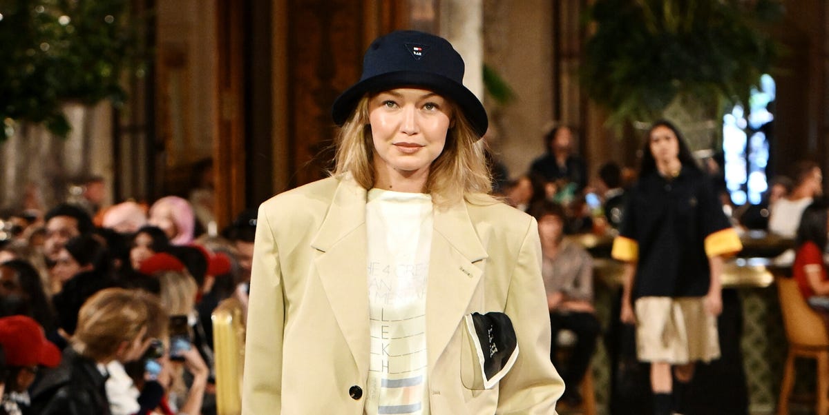 Tommy Hilfiger universaliza el ‘preppy’ y lo lleva a todos los estilos, de Kate Moss a Bad Gyal, en su colección de Primavera 2027 presentada en el Hotel Plaza de Nueva York