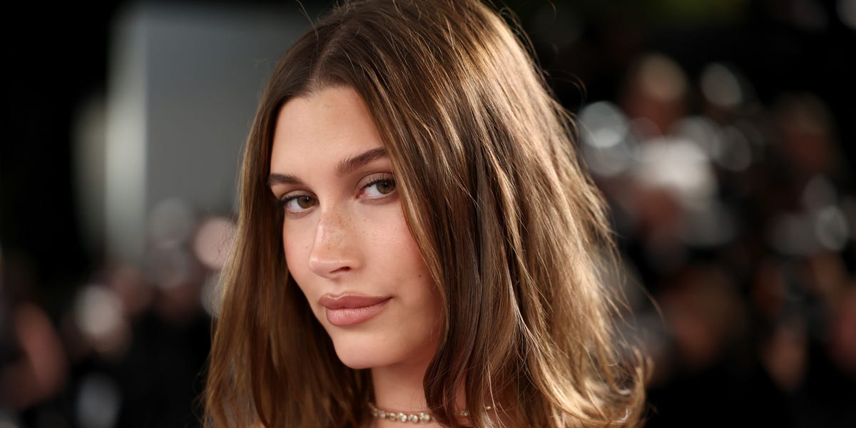 El nuevo cabello de Hailey Bieber es su castaño más oscuro en años