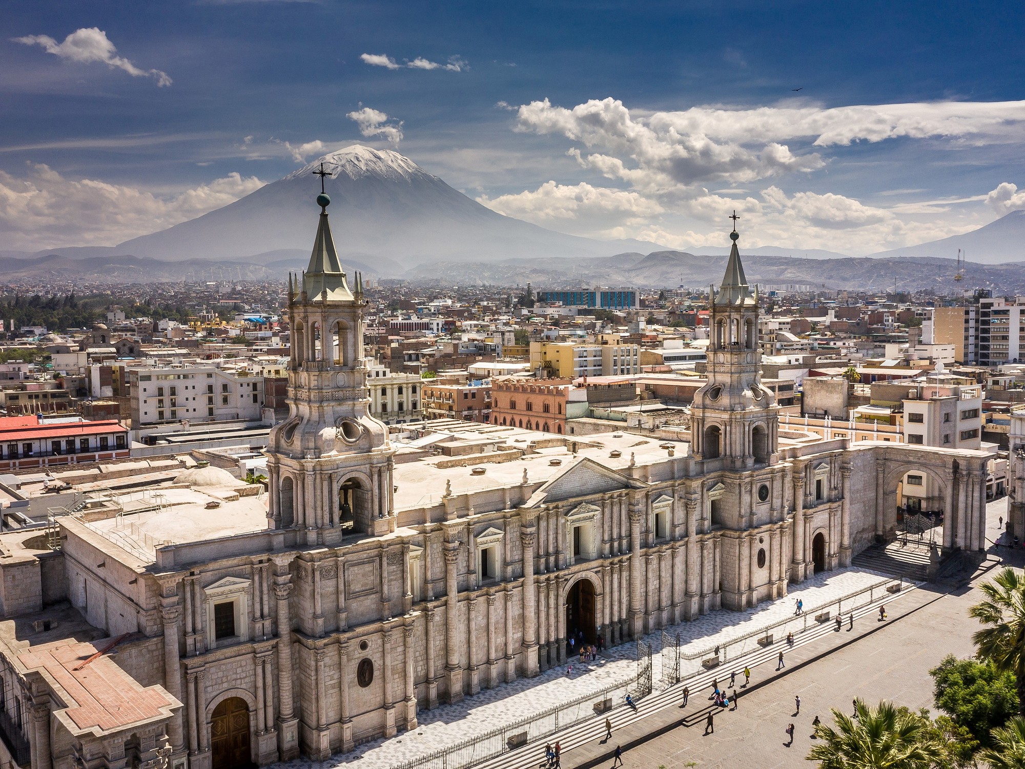 Arequipa, la «ciudad blanca» de Perú con volcanes, calles coloniales y una gastronomía única