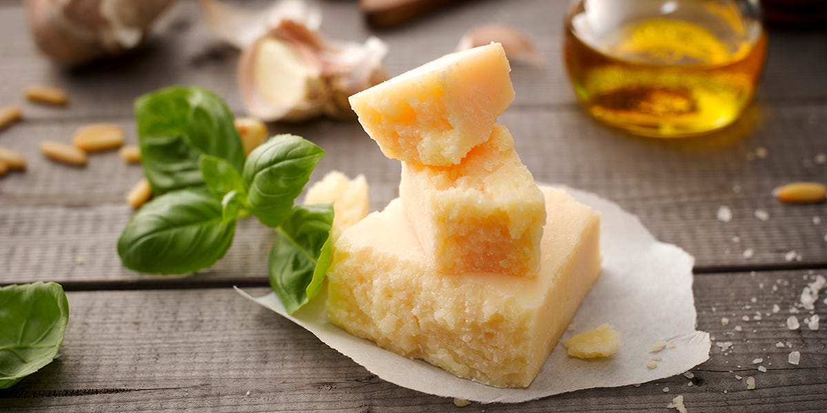 Un experto en nutrición explica por qué el parmesano supera a la carne y al huevo en proteína