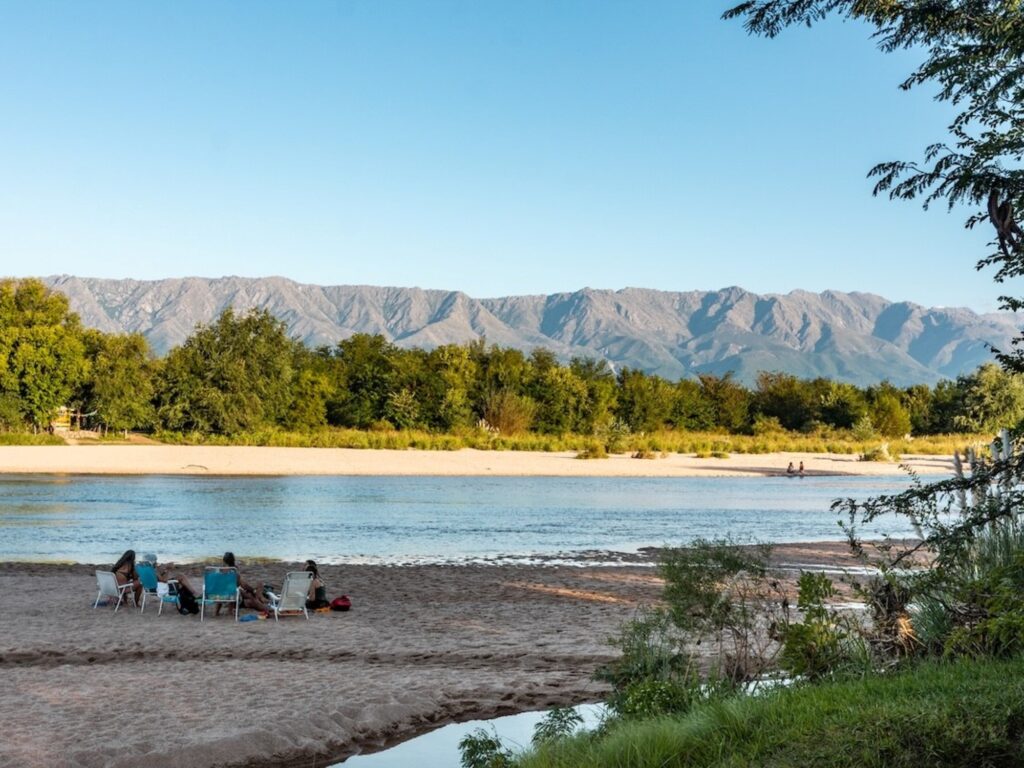 el pueblo de Córdoba con ollas naturales y cascadas escondidas entre las sierras