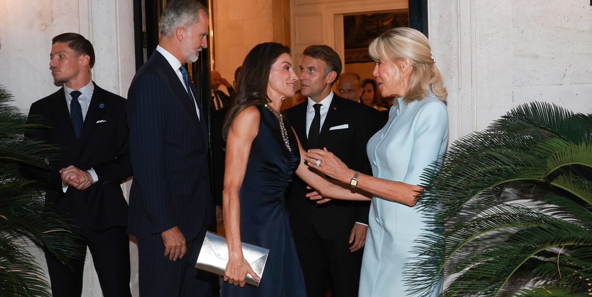 La reina Letizia presume de brazos tonificados con el vestido de lujo asequible homenaje a Francia para despedir a los Macron