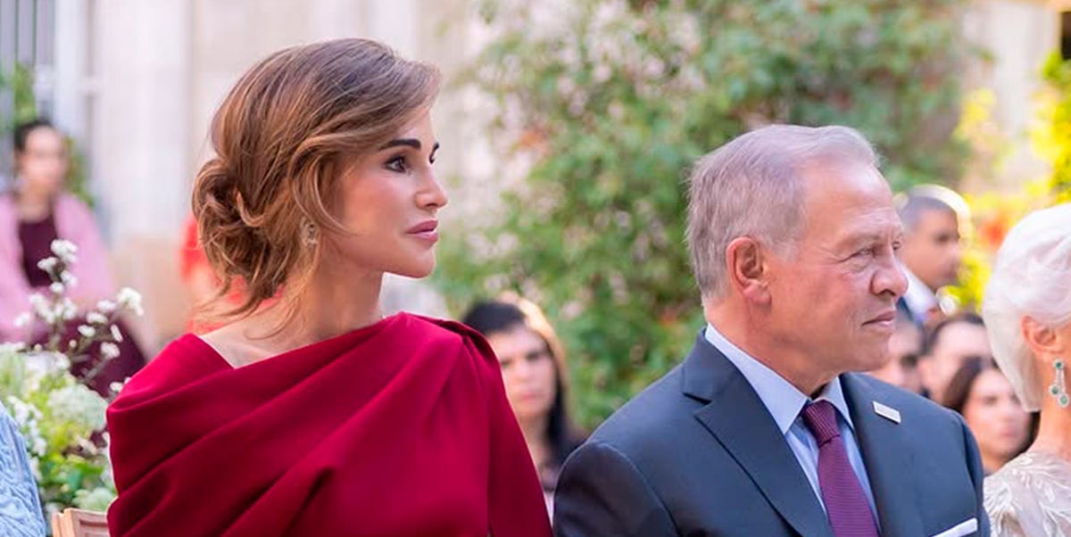Rania de Jordania ha sido la primera en llevar un vestido rojo frutos del bosque de invitada a una boda de otoño
