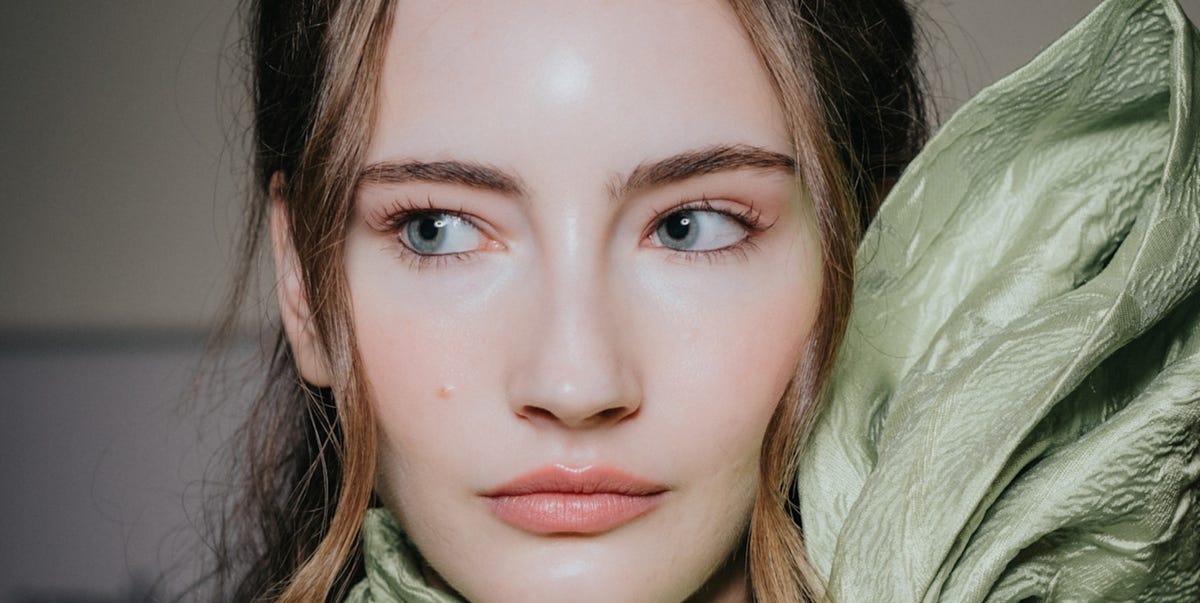 Adiós «ojos de panda» con este tip con el fijador de maquillaje