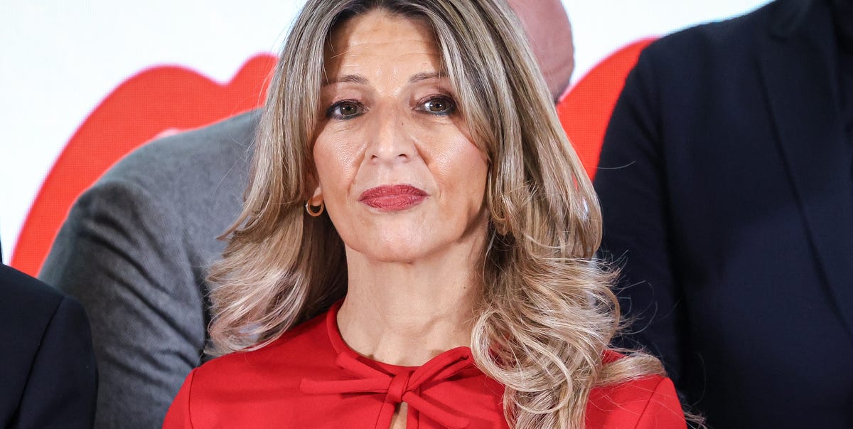 Yolanda Díaz sorprende con un vestido rojo de aberturas que las invitadas de otoño más atrevidas llevan a sus eventos