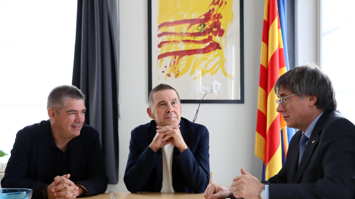 Puigdemont y Otegi se reúnen en Waterloo para analizar el «auge» de la extrema derecha en España