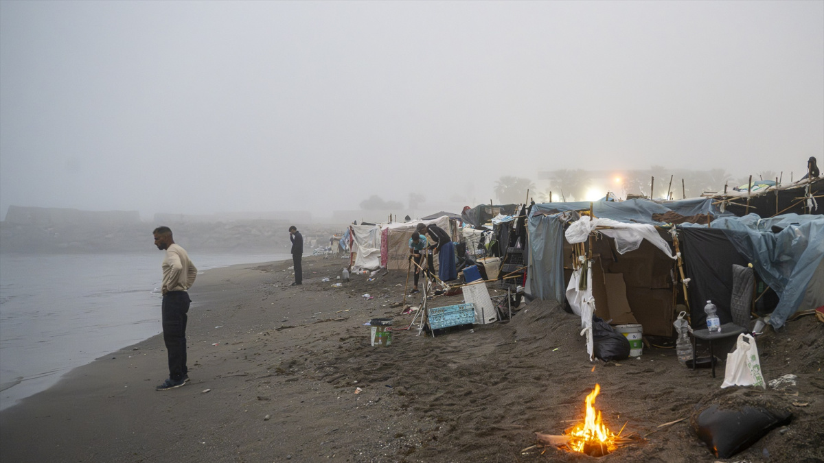 La Policía Nacional da por finalizado el desalojo de 1.100 migrantes de la playa del Trampolín