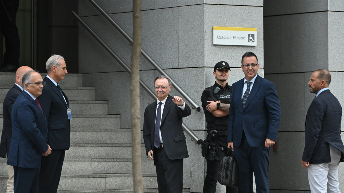Los registros de llamadas minuto a minuto desmontan la versión de Vivas sobre el silencio de Moncloa ante la llegada de migrantes