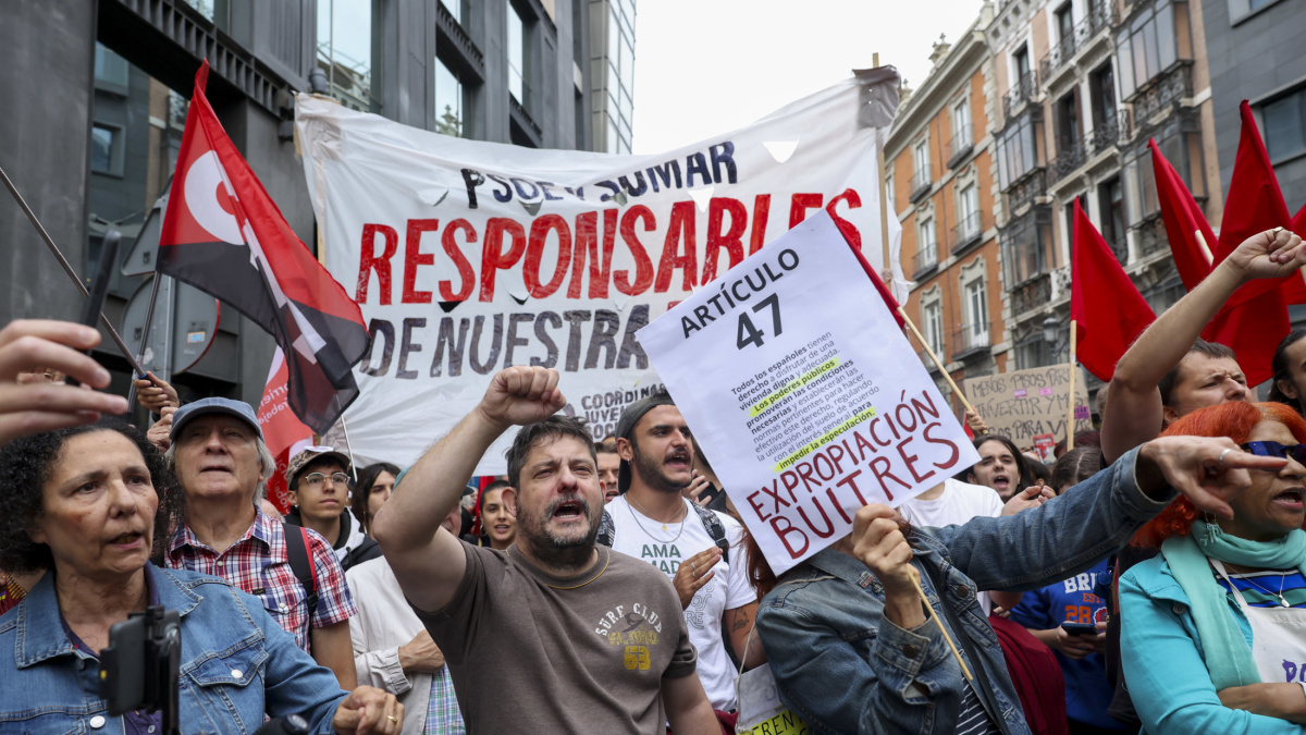 Cientos de personas se concentran frente al Congreso durante la votación de los decretos de vivienda: «No nos vamos, nos quedamos»