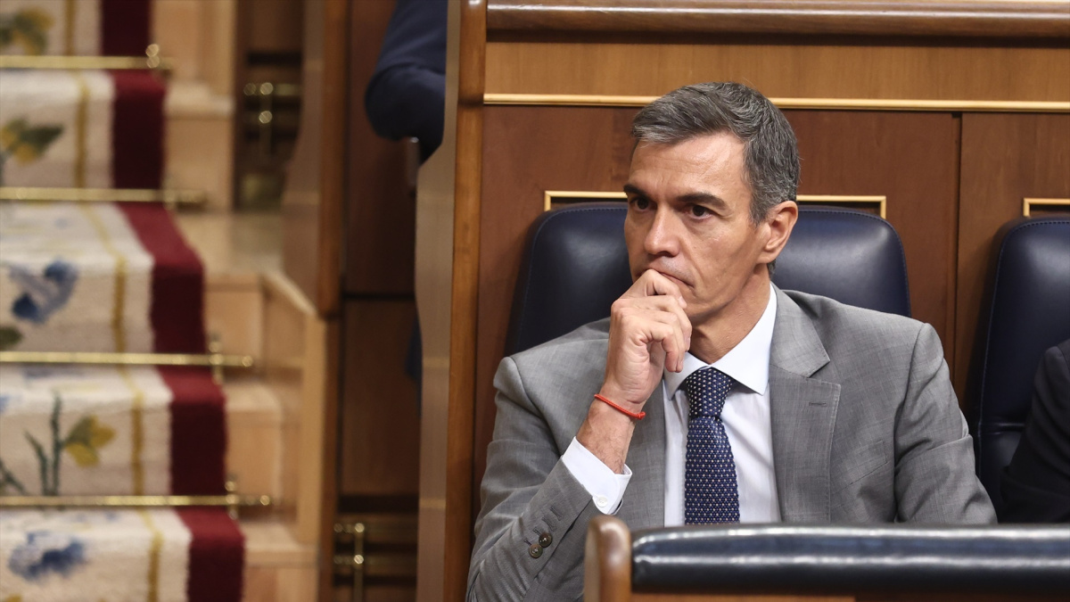 Sánchez prosigue sus contactos tras las manifestaciones para decidir si convoca elecciones