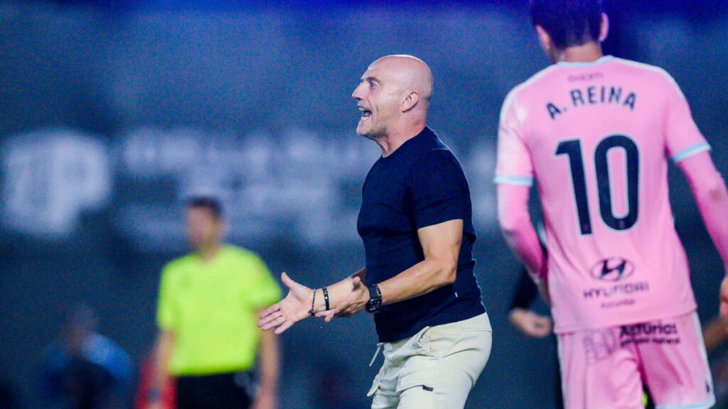 El Oviedo encuentra gol lejos del ‘9’