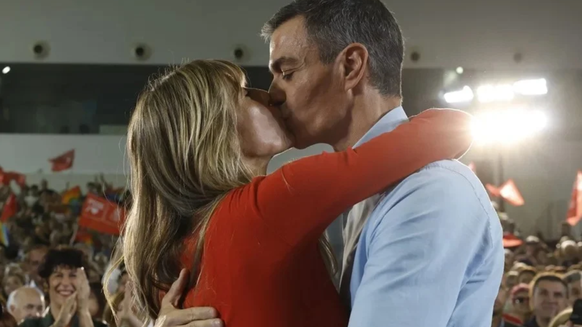 Pedro Sánchez se ‘declara’ a Begoña Gómez con un beso en pleno mitin: “Que lo escuchen alto y claro: te quiero”