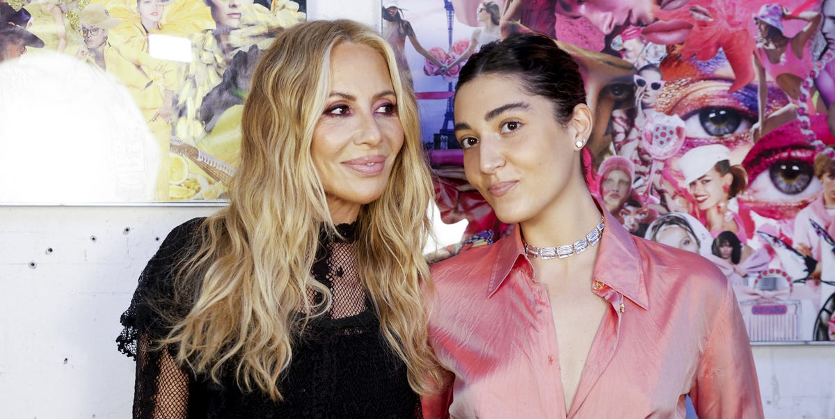 Paula Cabanas, hija de Marta Sánchez, eclipsa a su madre con un look elegantísimo con pantalón satinado