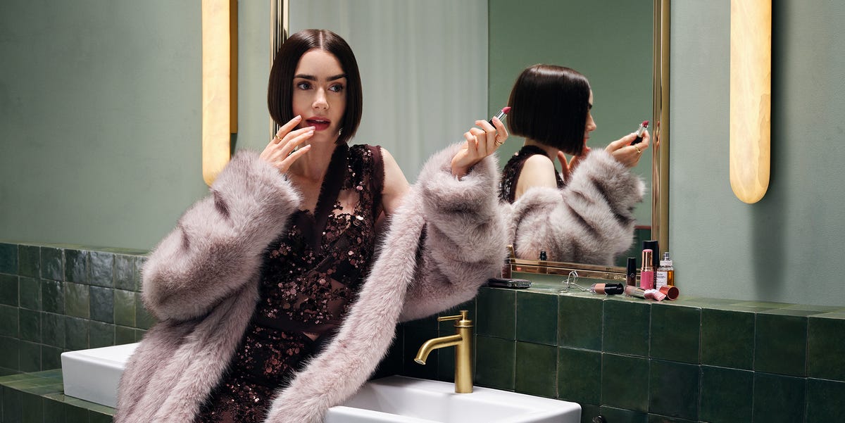 Lily Collins confiesa que robó este bolso de ‘Emily en Paris’ porque echaba de menos a Mindy (Ashley Park)