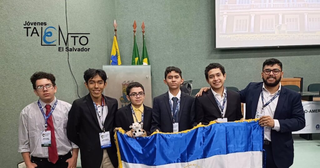 Estudiantes salvadoreños regresan después de brillar con cuatro medallas de la Olimpiada Iberoamericana de Química