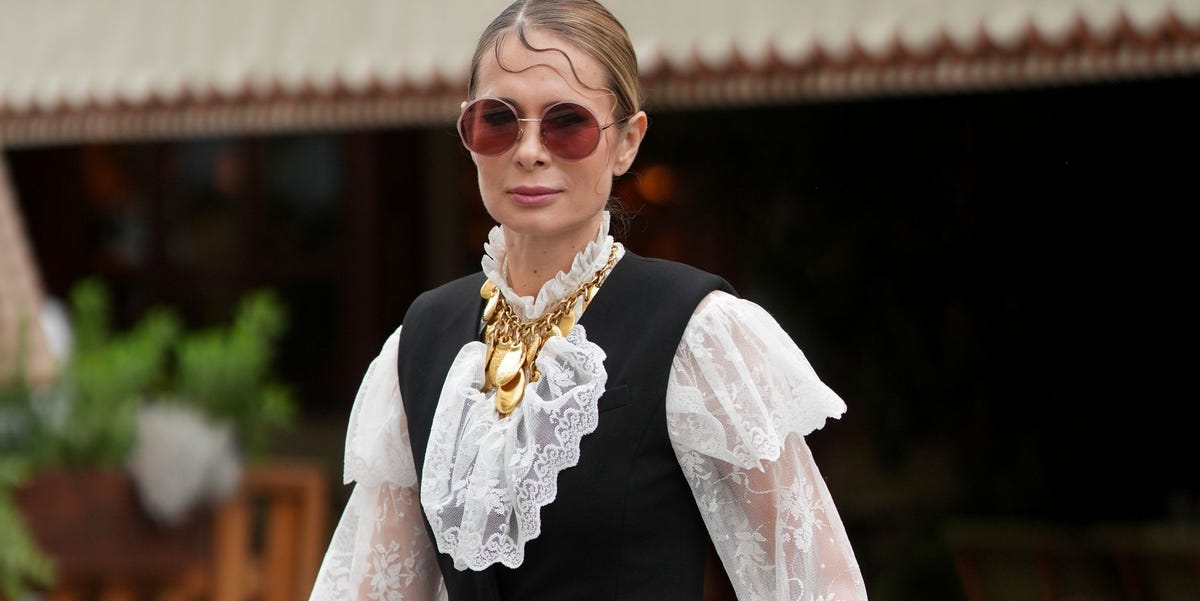 Las madrileñas de 50 están arrasando con las 3 blusas boho que mejoran los looks con vaqueros