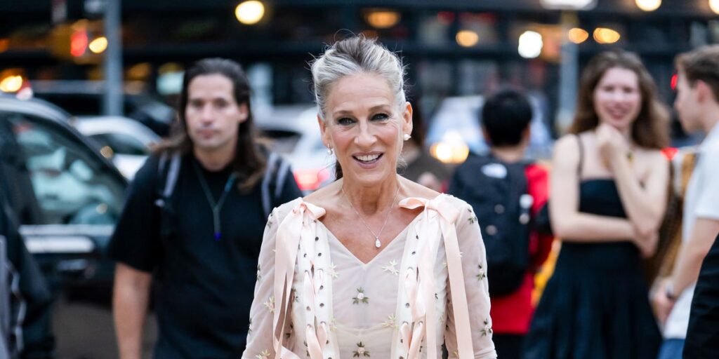 Sarah Jessica Parker reaparece presumiendo de canas y con un vestido transparente en la Ballet Gala de Nueva York