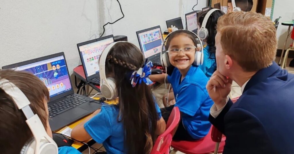Casi la mitad de los docentes de primaria tiene un nivel inicial de habilidades digitales en Costa Rica