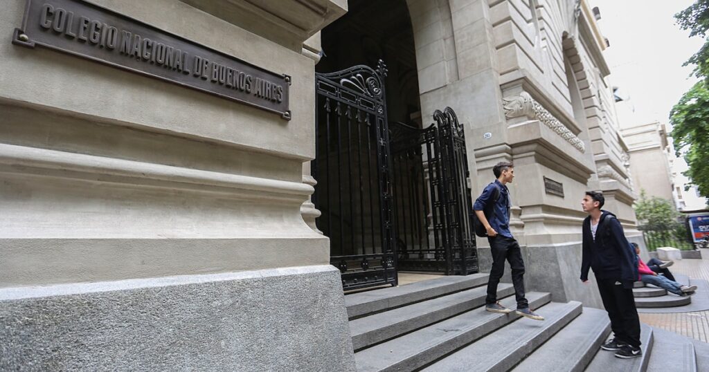“No queremos que decaiga la atención”: la preocupación que llevó al Colegio Nacional de Buenos Aires a prohibir los celulares en las aulas