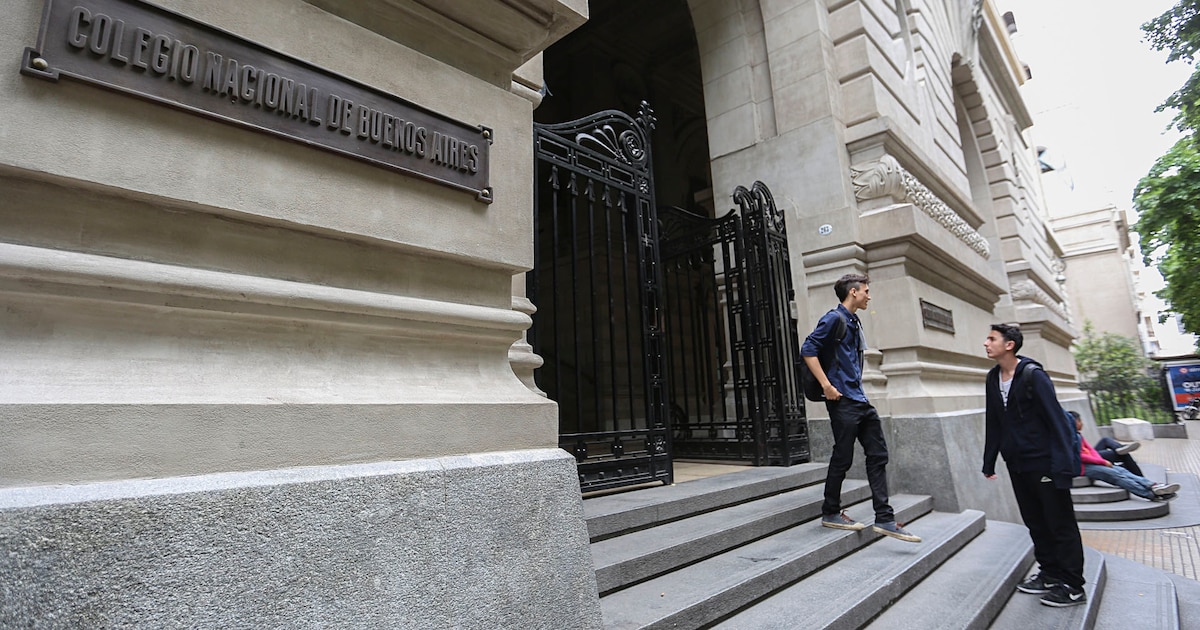 “No queremos que decaiga la atención”: la preocupación que llevó al Colegio Nacional de Buenos Aires a prohibir los celulares en las aulas