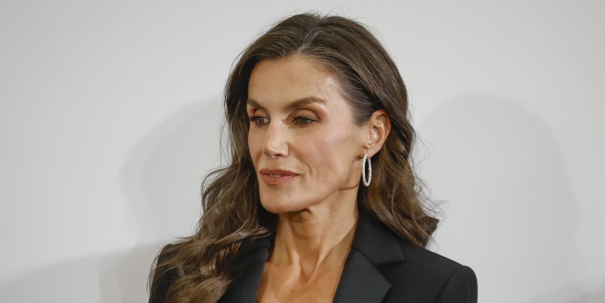 La reina Letizia confía de nuevo en Felipe Varela y recupera el traje de chaqueta negro con plumas en su viaje a Helsinki
