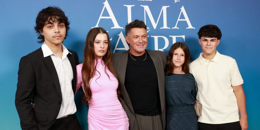 Los hijos de Alejandro Sanz reaparecen juntos por primera vez en años para apoyar el musical de su padre ‘El Alma al Aire’
