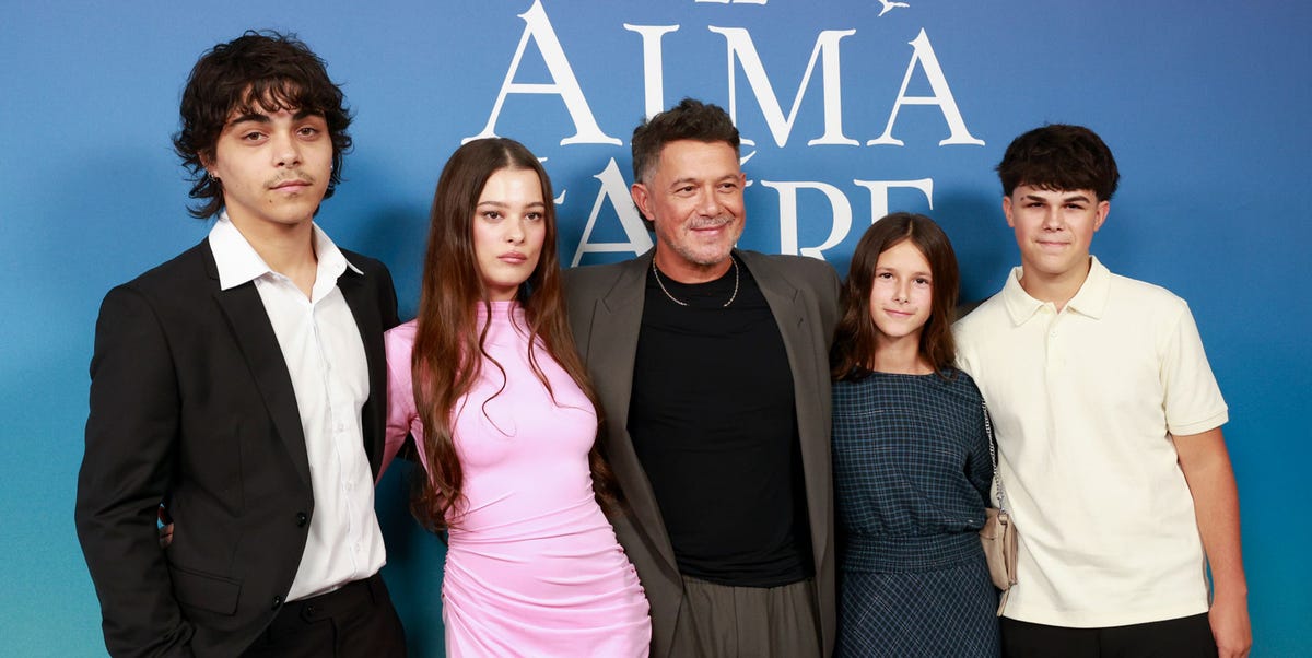 Los hijos de Alejandro Sanz reaparecen juntos por primera vez en años para apoyar el musical de su padre ‘El Alma al Aire’